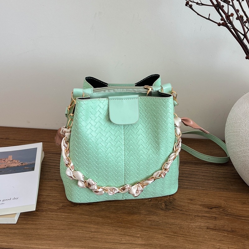 Ženska pletena bucket torba, proljeće 2026, novi model, torba za rame i crossbody, nišni dizajn