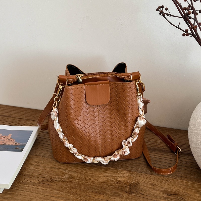Ženska pletena bucket torba, proljeće 2026, novi model, torba za rame i crossbody, nišni dizajn