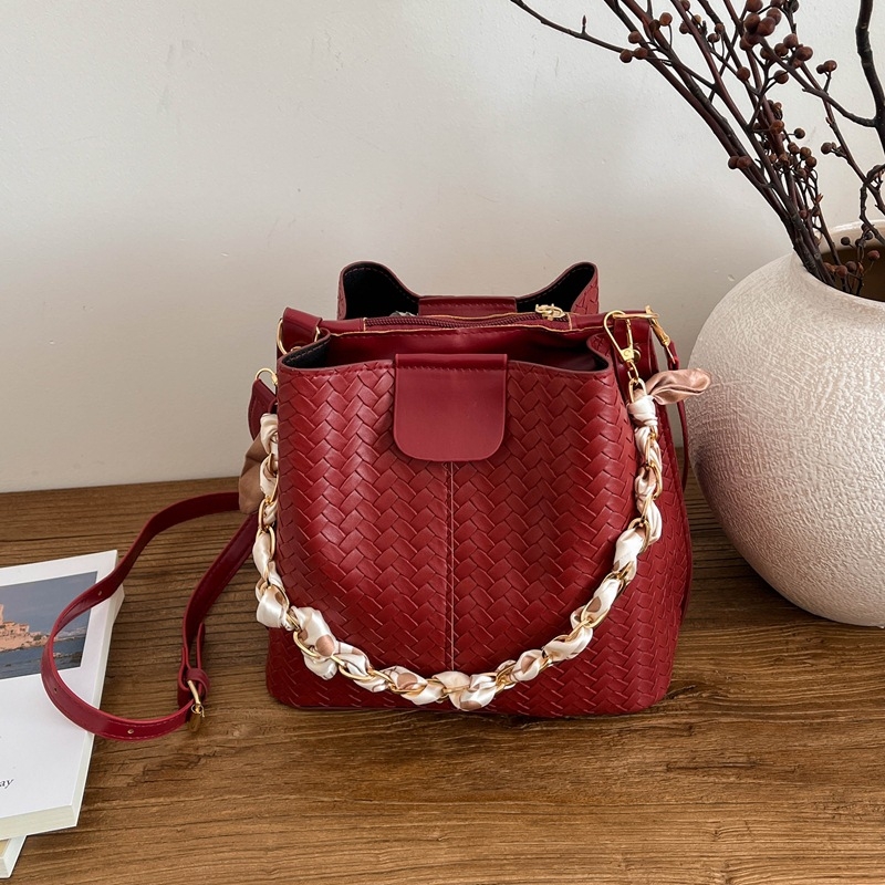 Ženska pletena bucket torba, proljeće 2026, novi model, torba za rame i crossbody, nišni dizajn
