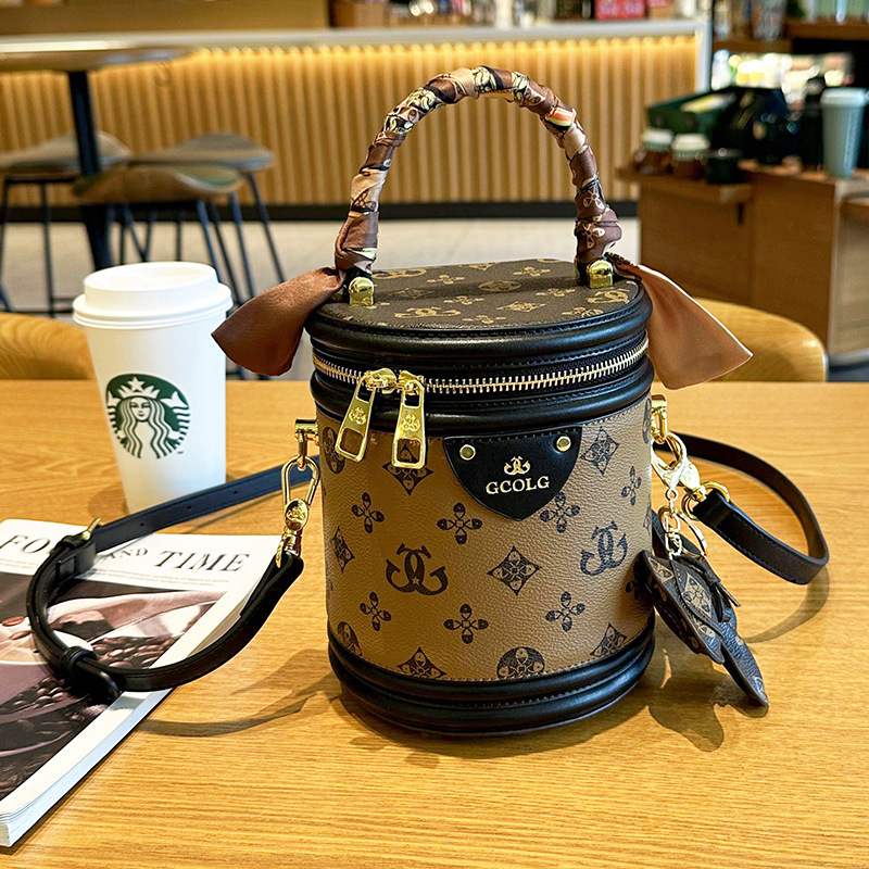 Qinghe Visokokvalitetna tiskana cilindrična torbica za žene, novi model, bucket torba sa šalom, PU koža, mala veličina, za nošenje na ramenu ili crossbody
