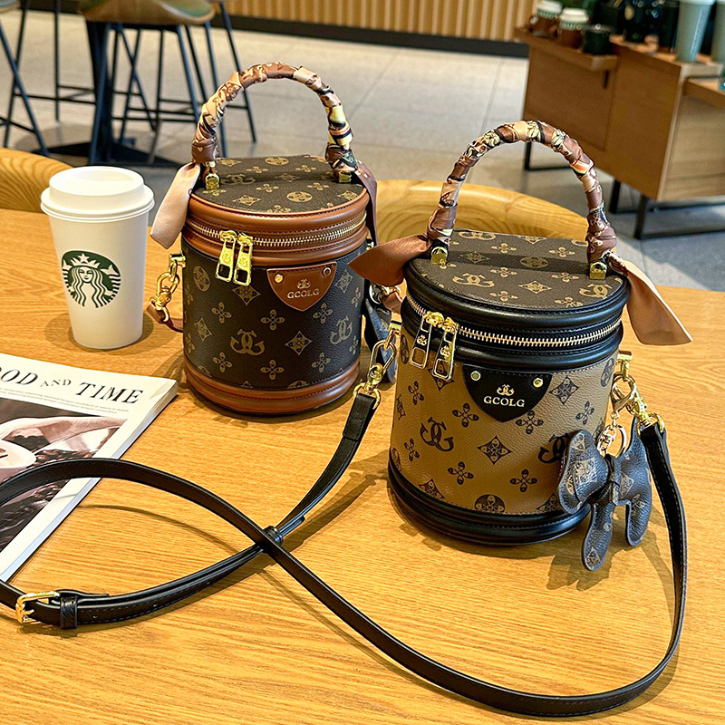 Qinghe Visokokvalitetna tiskana cilindrična torbica za žene, novi model, bucket torba sa šalom, PU koža, mala veličina, za nošenje na ramenu ili crossbody