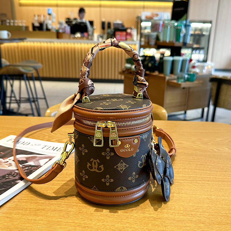 Qinghe Visokokvalitetna tiskana cilindrična torbica za žene, novi model, bucket torba sa šalom, PU koža, mala veličina, za nošenje na ramenu ili crossbody