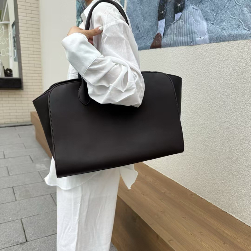 Minimalistička luksuzna kožna tote torba crne boje, s motivom krila, svakodnevna torba preko ramena