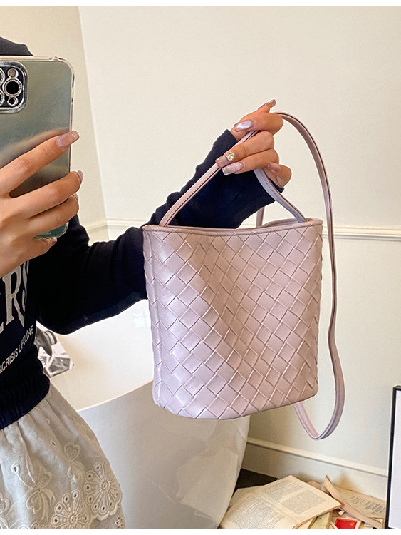 Ženska PU tkana torba u obliku kante — crossbody, ljeto 2025, srednje veličine, magnetsko zatvaranje, podstava poliester, unutarnja džep sa zipom