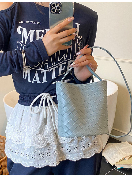 Ženska PU tkana torba u obliku kante — crossbody, ljeto 2025, srednje veličine, magnetsko zatvaranje, podstava poliester, unutarnja džep sa zipom