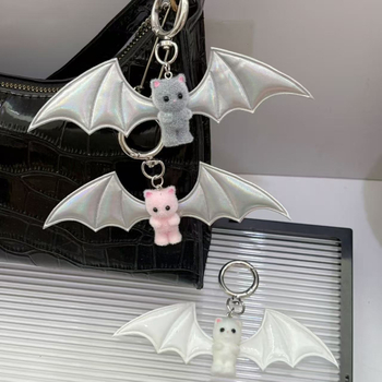 Slatki mali medvjed s crno-bijelim krilima šišmiša, privjesak za ključeve, privjesak za torbu i mobitel, Halloween dodatak
