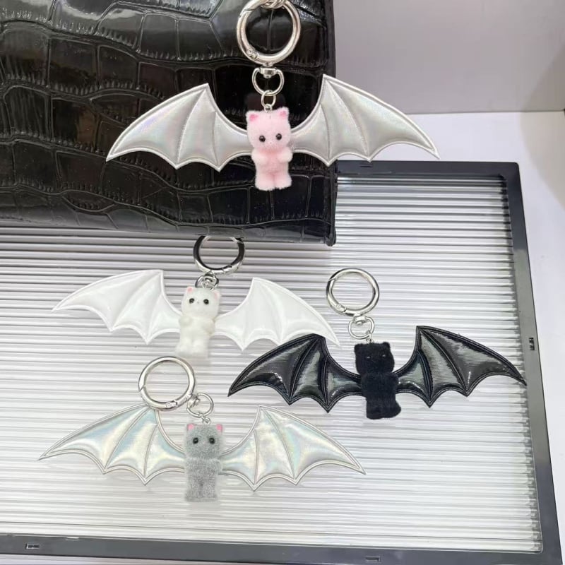 Slatki mali medvjed s crno-bijelim krilima šišmiša, privjesak za ključeve, privjesak za torbu i mobitel, Halloween dodatak