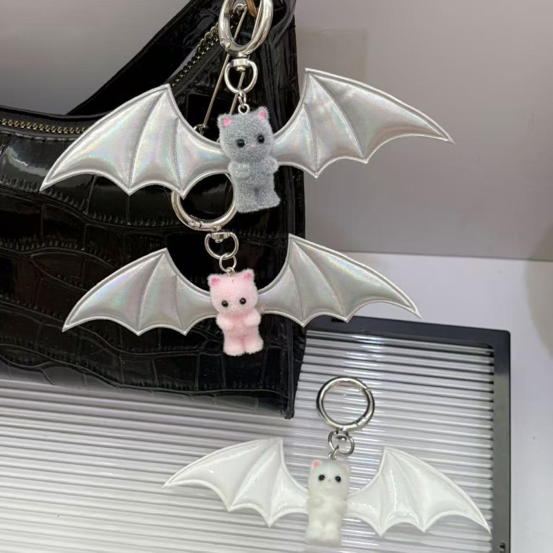 Slatki mali medvjed s crno-bijelim krilima šišmiša, privjesak za ključeve, privjesak za torbu i mobitel, Halloween dodatak