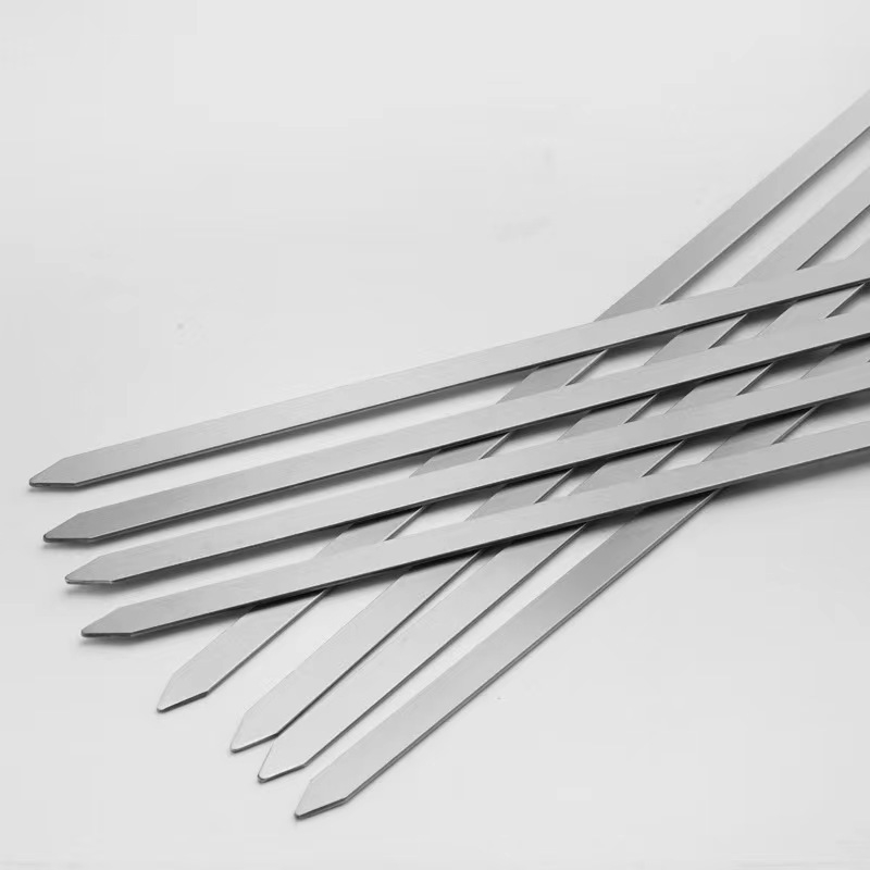 Frigărui din oțel inoxidabil cu mâner din lemn – set de frigărui plate pentru grătar, carne și miel