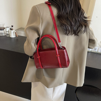 Boston torba s color-block detaljem, PU materijal, oblik jastuka, za rame ili crossbody, mala kvadratna torba