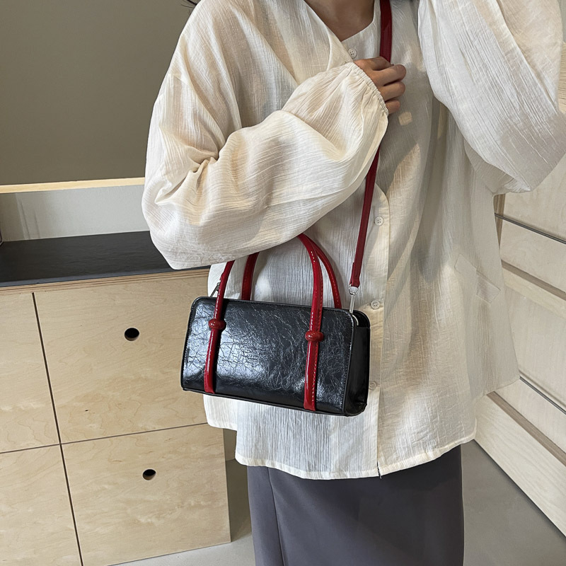 Boston torba s color-block detaljem, PU materijal, oblik jastuka, za rame ili crossbody, mala kvadratna torba