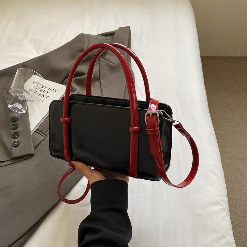 Boston torba s color-block detaljem, PU materijal, oblik jastuka, za rame ili crossbody, mala kvadratna torba
