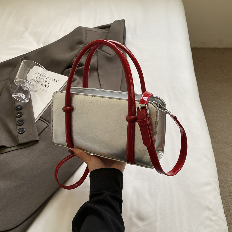 Boston torba s color-block detaljem, PU materijal, oblik jastuka, za rame ili crossbody, mala kvadratna torba