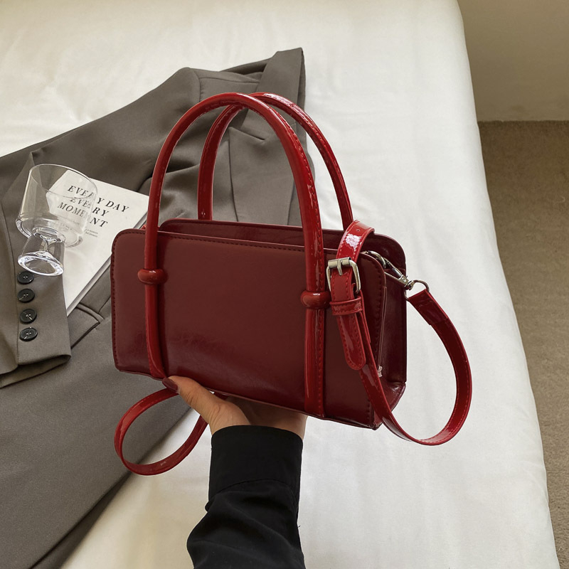 Boston torba s color-block detaljem, PU materijal, oblik jastuka, za rame ili crossbody, mala kvadratna torba