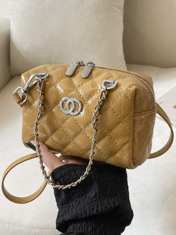 Ženska torbica s dijamantnim uzorkom i lancem, ramenska ili crossbody torba, proljeće 2026, nišni dizajn, torba u obliku jastuka, korejski stil