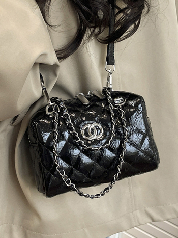 Ženska torbica s dijamantnim uzorkom i lancem, ramenska ili crossbody torba, proljeće 2026, nišni dizajn, torba u obliku jastuka, korejski stil