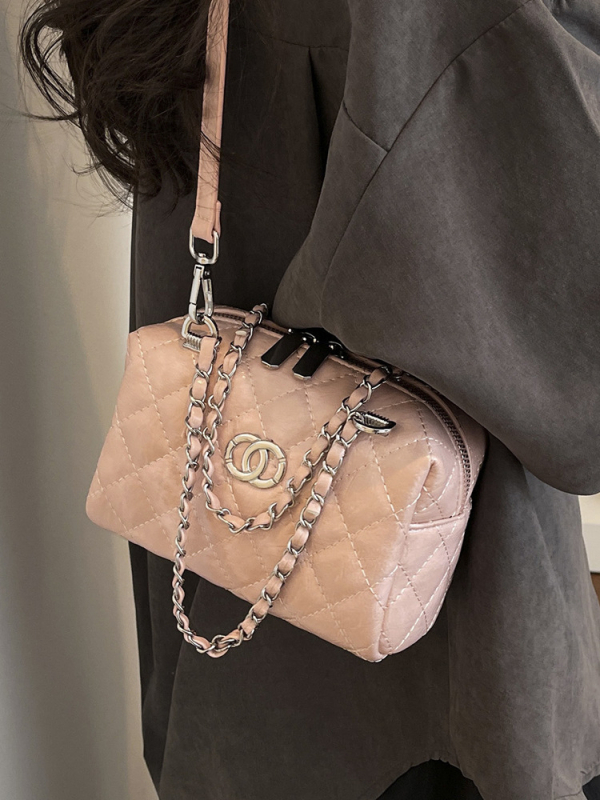 Ženska torbica s dijamantnim uzorkom i lancem, ramenska ili crossbody torba, proljeće 2026, nišni dizajn, torba u obliku jastuka, korejski stil