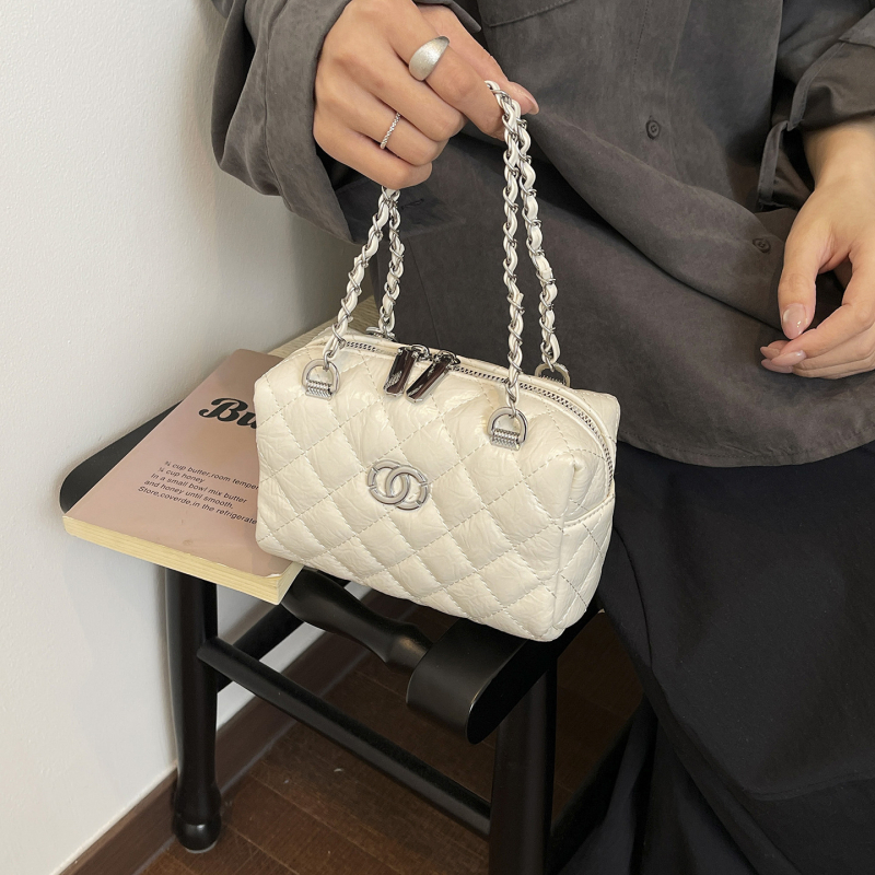 Ženska torbica s dijamantnim uzorkom i lancem, ramenska ili crossbody torba, proljeće 2026, nišni dizajn, torba u obliku jastuka, korejski stil