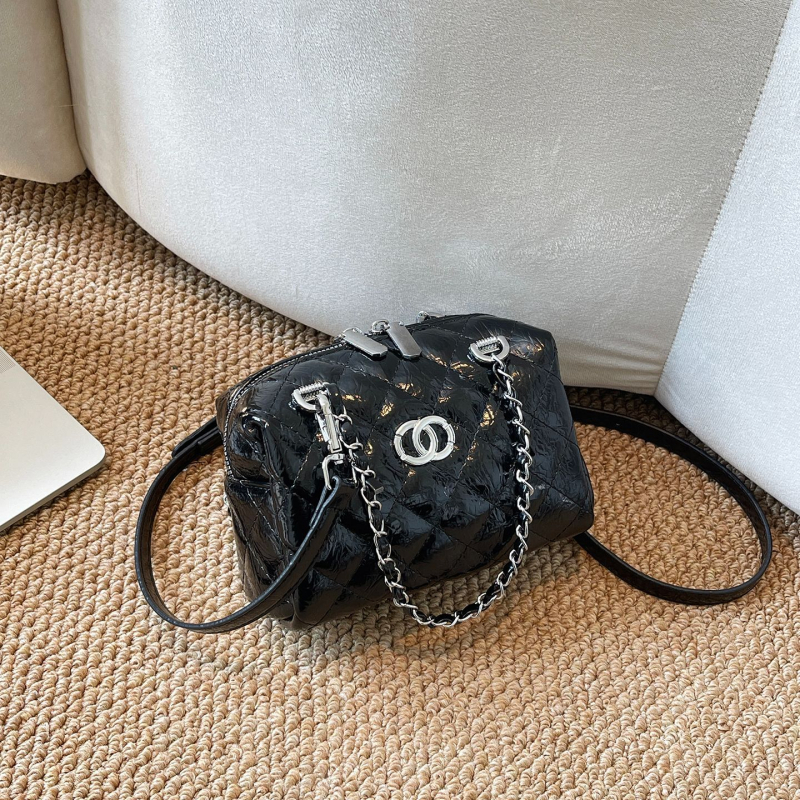 Ženska torbica s dijamantnim uzorkom i lancem, ramenska ili crossbody torba, proljeće 2026, nišni dizajn, torba u obliku jastuka, korejski stil