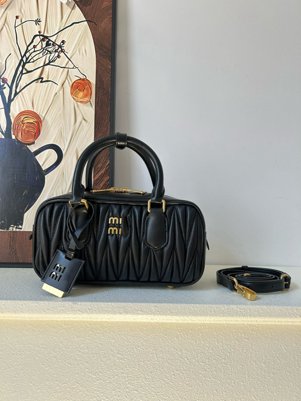 Plisirana torbica od ovčje kože u obliku jastuka, za rameni i crossbody, ženska torba u stilu Boston