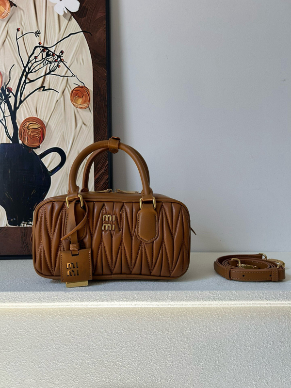 Plisirana torbica od ovčje kože u obliku jastuka, za rameni i crossbody, ženska torba u stilu Boston