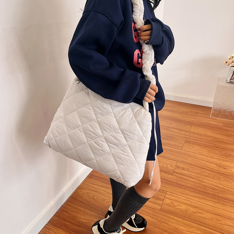 2026 nova ženska nylon torbica velikog kapaciteta, crossbody za ljeto, svakodnevni gradski stil — Cloud Bag