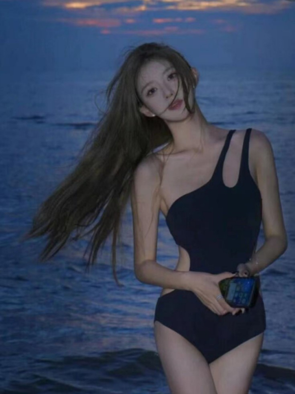 Korejski inspirirani minimalistički jednodijelni kupaći kostim, trokutasti gornji dio, jednobojni, otvorena leđa, bez rukava, za plažu i odmor