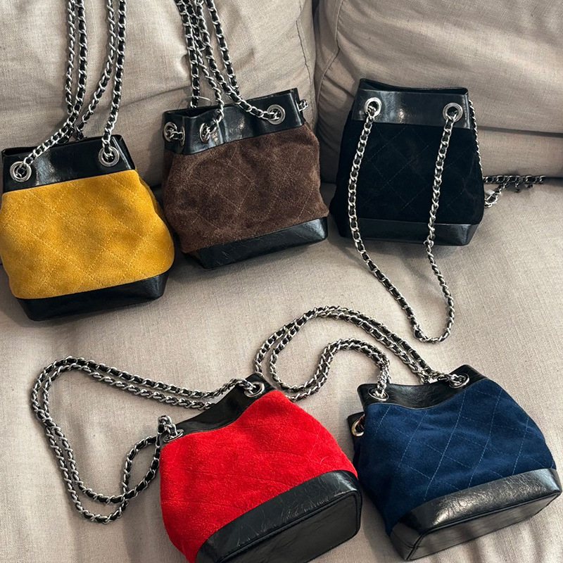 Ženska crossbody torbica bucket iz nubuk kože, mala, vintage stil, s lančanim remenom