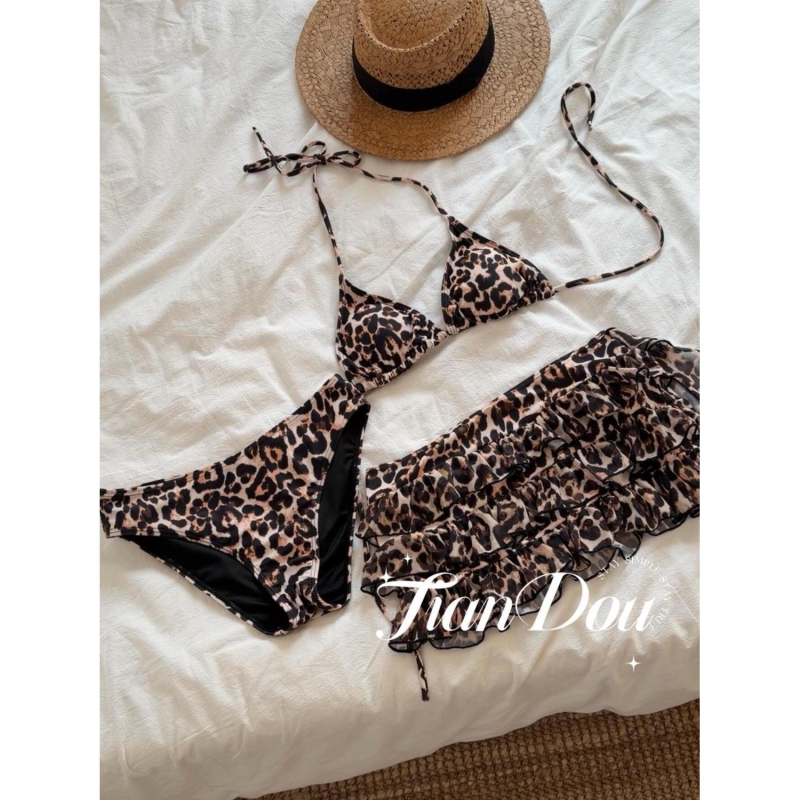 Bikini s leopardim uzorkom i teksturiranom strukturom, oblikuje siluetu, s napunjenim košaricama