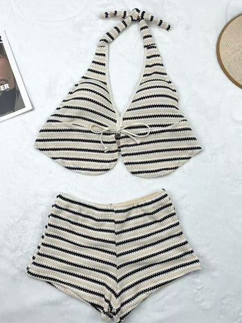 Kétrészes fürdőruha halternyakú toppal, fekete-fehér csíkos mintával, konzervatív fazon kis méretű mellekhez, ideális gyógyfürdőkben és a strandon