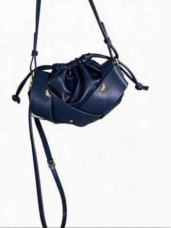 Ženska torba inspirirana oblacima, minimalistički i diskretan luksuz, crossbody torba sa šnuricama, PU koža, ovalni oblik, srednja veličina, za svakodnevnu upotrebu.