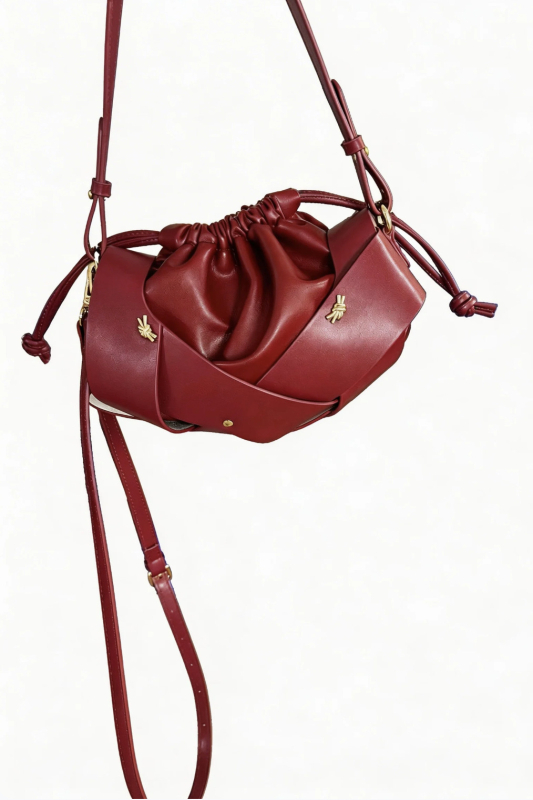 Ženska torba inspirirana oblacima, minimalistički i diskretan luksuz, crossbody torba sa šnuricama, PU koža, ovalni oblik, srednja veličina, za svakodnevnu upotrebu.