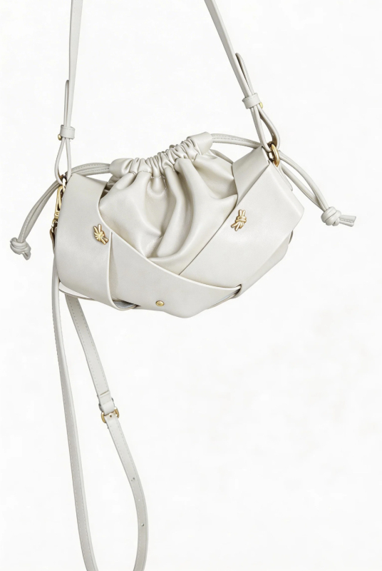Ženska torba inspirirana oblacima, minimalistički i diskretan luksuz, crossbody torba sa šnuricama, PU koža, ovalni oblik, srednja veličina, za svakodnevnu upotrebu.