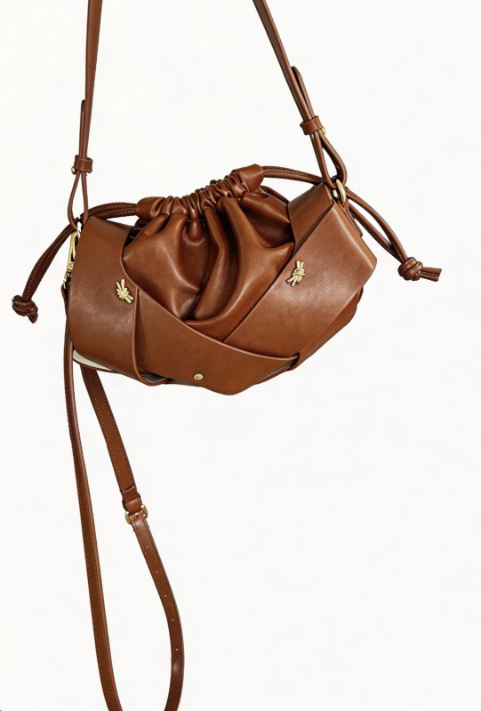 Ženska torba inspirirana oblacima, minimalistički i diskretan luksuz, crossbody torba sa šnuricama, PU koža, ovalni oblik, srednja veličina, za svakodnevnu upotrebu.
