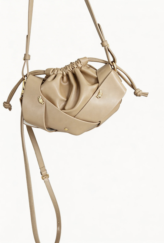 Ženska torba inspirirana oblacima, minimalistički i diskretan luksuz, crossbody torba sa šnuricama, PU koža, ovalni oblik, srednja veličina, za svakodnevnu upotrebu.