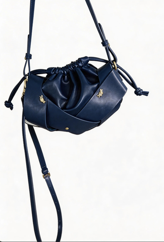 Ženska torba inspirirana oblacima, minimalistički i diskretan luksuz, crossbody torba sa šnuricama, PU koža, ovalni oblik, srednja veličina, za svakodnevnu upotrebu.