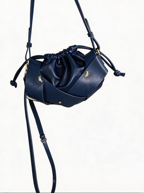 Ženska torba inspirirana oblacima, minimalistički i diskretan luksuz, crossbody torba sa šnuricama, PU koža, ovalni oblik, srednja veličina, za svakodnevnu upotrebu.