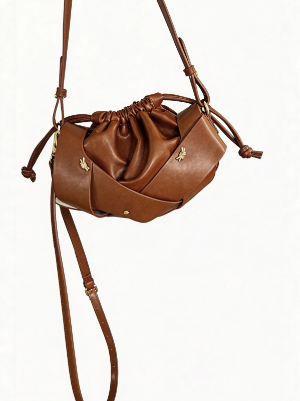 Ženska torba inspirirana oblacima, minimalistički i diskretan luksuz, crossbody torba sa šnuricama, PU koža, ovalni oblik, srednja veličina, za svakodnevnu upotrebu.