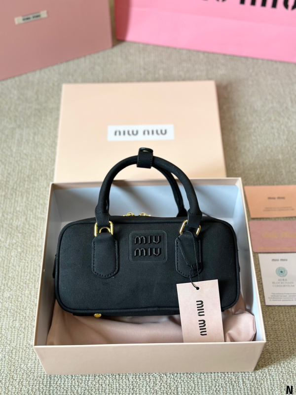 Miu nova ženska torbica: mala kvadratna torbica od velura, za rame, ruku i crossbody