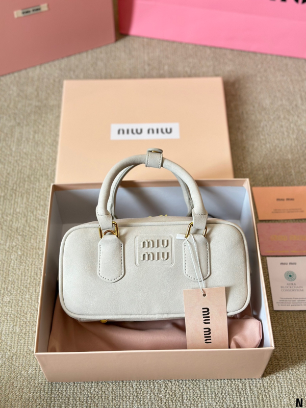 Miu nova ženska torbica: mala kvadratna torbica od velura, za rame, ruku i crossbody