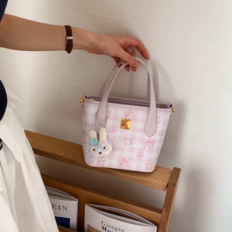 Ženska torba s printom crtanih likova, mala bucket torba za rame ili crossbody, proljeće 2026