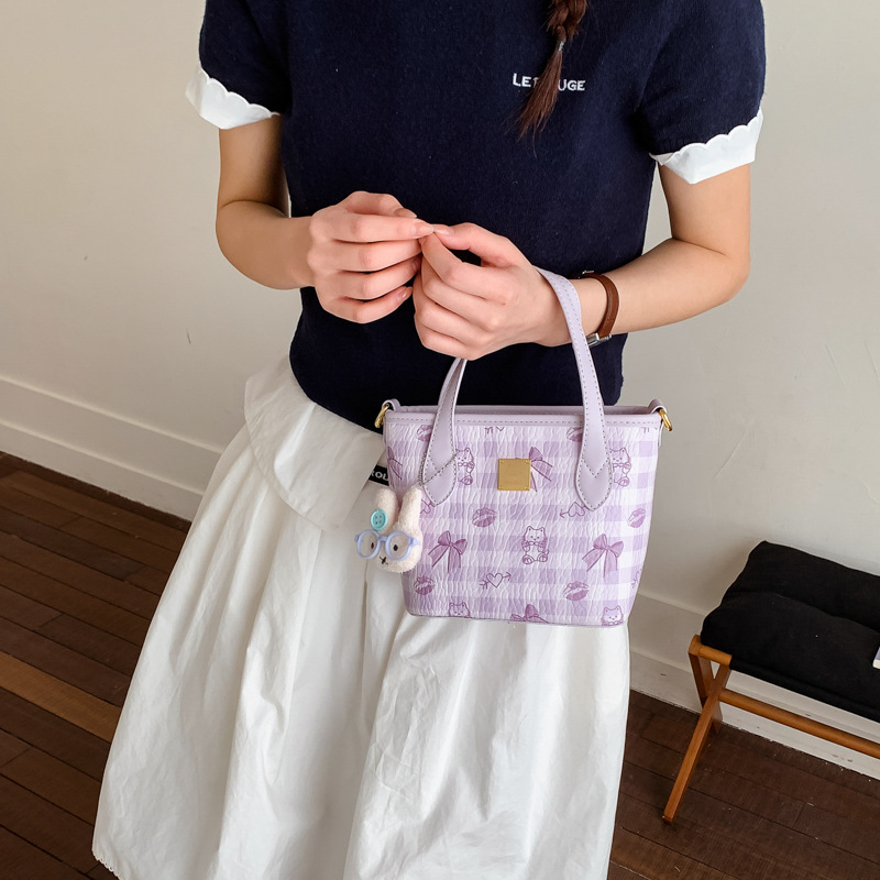 Ženska torba s printom crtanih likova, mala bucket torba za rame ili crossbody, proljeće 2026