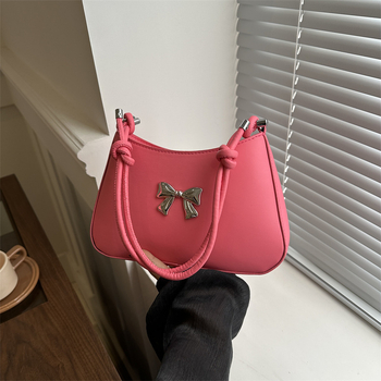 Teksturirana ženska torbica s mašnicom, proljeće 2024, mini crossbody torba s lancem