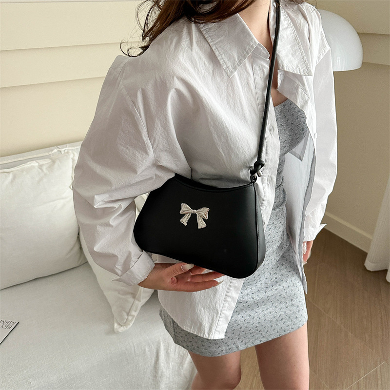 Teksturirana ženska torbica s mašnicom, proljeće 2024, mini crossbody torba s lancem
