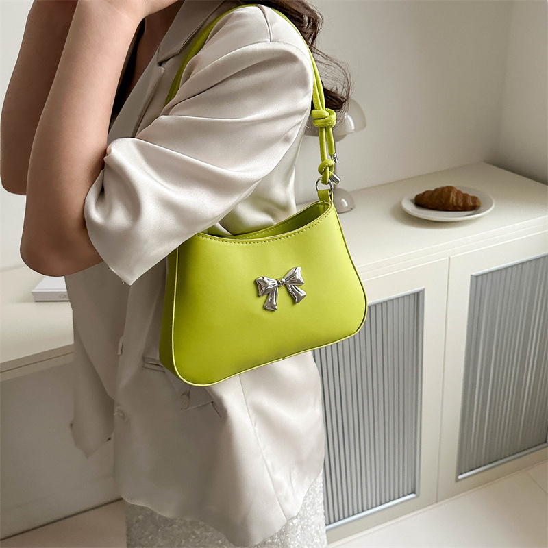 Teksturirana ženska torbica s mašnicom, proljeće 2024, mini crossbody torba s lancem