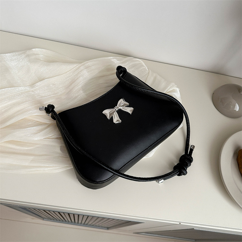 Teksturirana ženska torbica s mašnicom, proljeće 2024, mini crossbody torba s lancem