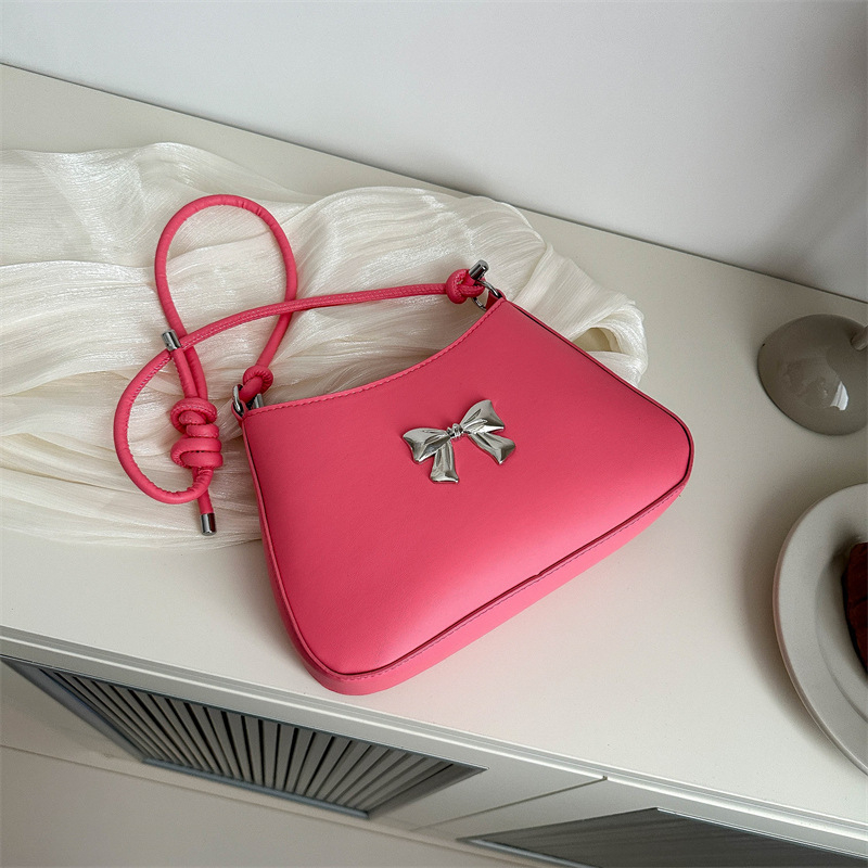 Teksturirana ženska torbica s mašnicom, proljeće 2024, mini crossbody torba s lancem