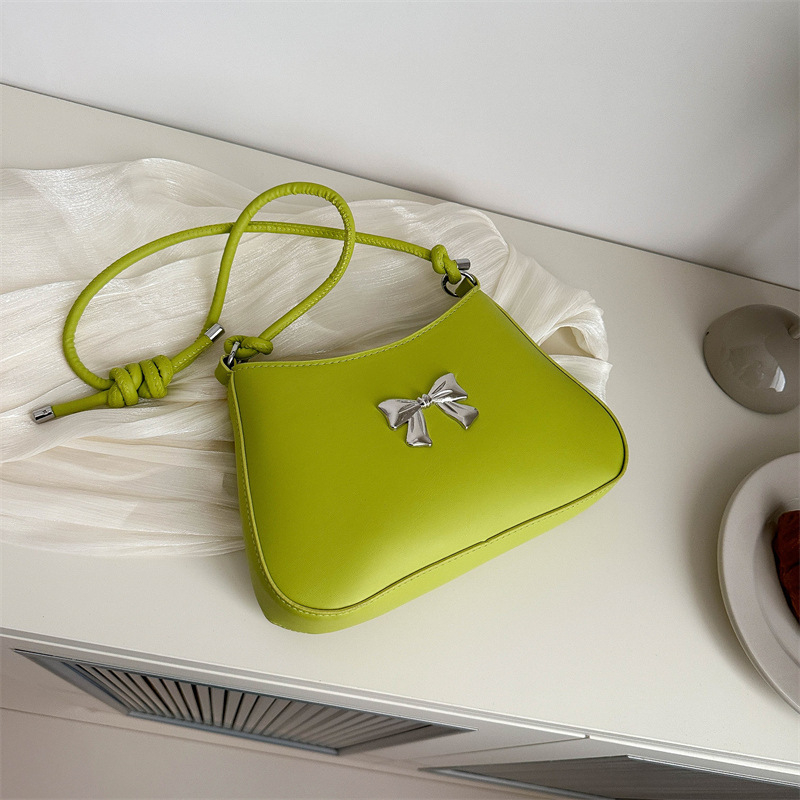 Teksturirana ženska torbica s mašnicom, proljeće 2024, mini crossbody torba s lancem