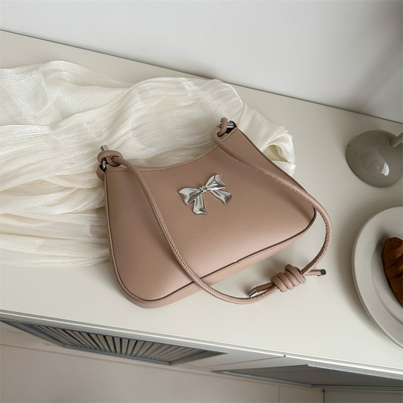 Teksturirana ženska torbica s mašnicom, proljeće 2024, mini crossbody torba s lancem
