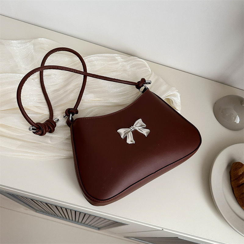 Teksturirana ženska torbica s mašnicom, proljeće 2024, mini crossbody torba s lancem
